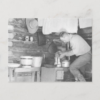 Postal Vaquero haciendo café dentro de la barraca