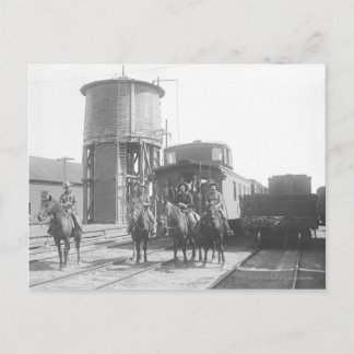 Postal Vaqueros a caballo posando frente a un tren