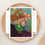 Postal Vase de crisantemos Claude Monet<br><div class="desc">Postal de arte fino con la pintura impresionista,  Vase de crisantemos (1882) de Claude Monet (1840-1926). Una bella vida de mamáes rojas florecientes en un jarrón verde.</div>