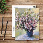 Postal Vase de Flores Claude Monet<br><div class="desc">Postal de arte fino con la pintura de vida muerta,  Vase de flores (1881-1882) de Claude Monet (1840-1926). Un jarrón azul sobre una mesa con flores de malva salvaje rosa al estilo impresionista.</div>