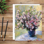 Postal Vase de Flores Claude Monet<br><div class="desc">Postal de arte fino con la pintura de vida muerta,  Vase de flores (1881-1882) de Claude Monet (1840-1926). Un jarrón azul sobre una mesa con flores de malva salvaje rosa al estilo impresionista.</div>