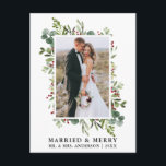 Postal Vegetación acuarela Berries Casados y Merry<br><div class="desc">Elegante acuarela Verdor de invierno Casado y Boda de merry Foto recién casada tarjeta de postales de vacaciones incluye hojas de eucalipto y bayas rojas.</div>