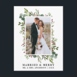 Postal Vegetación acuarela Berries Casados y Merry<br><div class="desc">Elegante acuarela Verdor de invierno Casado y Boda de merry Foto recién casada tarjeta de postales de vacaciones incluye hojas de eucalipto y bayas rojas.</div>