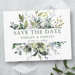 Postal Vegetación de color de agua Salve el verde de la f<br><div class="desc">Moderna y elegante acuarela Invitación de compromiso Boda de la vegetación botánica Save The Date Postcard incluye hojas de eucalipto,  follaje botánico verde,  hojas azul polvorientas y otros hermosos paisajes botánicos. Texto verde sabio.</div>
