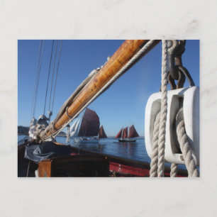 Postal Velas de tanque de un festival de botes de madera 