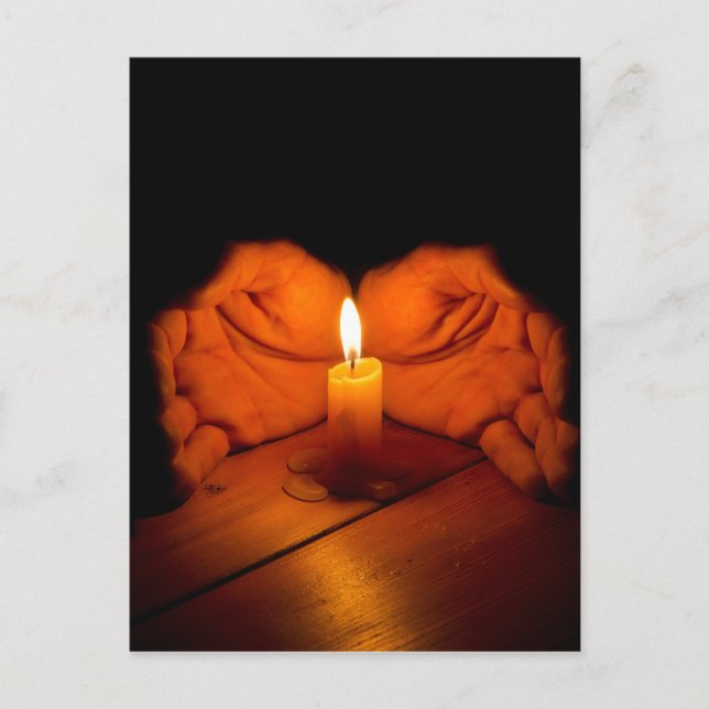 Postal Velas, manos, llama, madera. (Anverso)