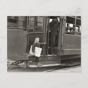Postal Vendedor de periódicos montado en tranvía, 1910