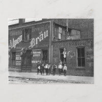 Vendedores de periódicos fuera de un salón, 1910