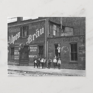 Postal Vendedores de periódicos fuera de un salón, 1910