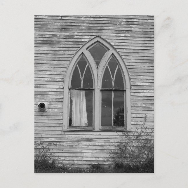 Postal Ventana de iglesia abandonada en blanco y negro (Anverso)