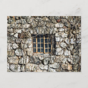 Postal Ventana en un muro de piedra