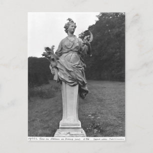 Postal Verano, estatua en los jardines