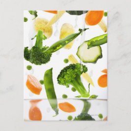 Postal Verduras frescas con agua cayendo en un bol