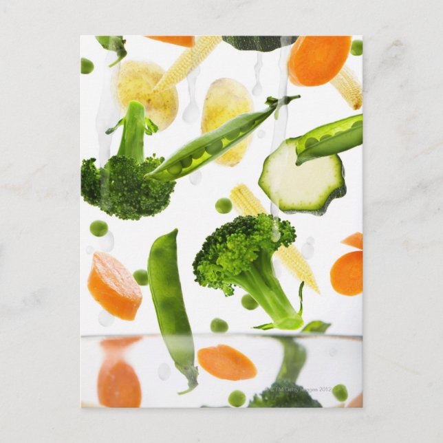 Postal Verduras frescas con agua cayendo en un bol (Anverso)