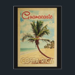 Postal Viaje de cosecha de vintage de árbol de palmas de<br><div class="desc">Una estampada de arte de la moderna Guanacaste Costa Rica de mediados de siglo,  única y retro,  al estilo poster de viajes vintage. Cuenta con una palmera curvada en una playa de arena con el océano bajo un cielo azul turbio.</div>