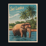 Postal Viaje de cosecha Sri Lanka Ceylon Retro Scenic<br><div class="desc">Acepte la magia de Sri Lanka y celebre su legado perdurable con este encantador diseño retro inspirado en el viaje. Rodeado de nostalgia y encanto vintage,  este diseño rinde homenaje a la isla en forma de lágrima,  conocida por sus exuberantes paisajes,  ruinas antiguas y una vibrante cultura.</div>