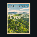 Postal Viaje de cosecha Sri Lanka Plantación de té de Cey<br><div class="desc">Retroceda en el tiempo con este diseño retro inspirado en viajes, capturando la belleza escénica de las exuberantes plantaciones de té de Sri Lanka. Esta pieza, infundida con nostalgia y vibraciones de época, evoca el encanto de las colinas onduladas de Sri Lanka, las mañanas nubladas y el encanto eterno de...</div>