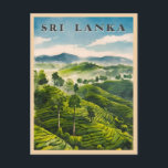 Postal Viaje de cosecha Sri Lanka Plantación de té de Cey<br><div class="desc">Retroceda en el tiempo con este diseño retro inspirado en viajes, capturando la belleza escénica de las exuberantes plantaciones de té de Sri Lanka. Esta pieza, infundida con nostalgia y vibraciones de época, evoca el encanto de las colinas onduladas de Sri Lanka, las mañanas nubladas y el encanto eterno de...</div>