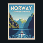 Postal Viaje de la Vintage Paisaje de Noruega Fjord Retro<br><div class="desc">Disfrute de la belleza de los espectaculares paisajes de Noruega con esta vintage postal inspirada en el viaje. Capturando sus icónicos acantilados y sus profundas aguas azules en un estilo retro clásico,  esta pieza es ideal para aventureros,  viajeros y amantes del encanto escandinavo.</div>