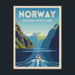 Postal Viaje de la Vintage Paisaje de Noruega Fjord Retro<br><div class="desc">Disfrute de la belleza de los espectaculares paisajes de Noruega con esta vintage postal inspirada en el viaje. Capturando sus icónicos acantilados y sus profundas aguas azules en un estilo retro clásico,  esta pieza es ideal para aventureros,  viajeros y amantes del encanto escandinavo.</div>