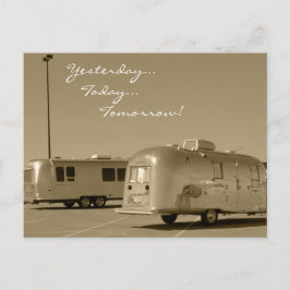 Postal Viaje por carretera con remolque de viaje retro de