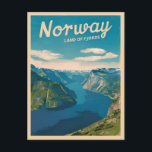Postal Viaje retro vintage Paisaje del fiordo de Noruega<br><div class="desc">Dé un paso hacia los encantadores paisajes de Noruega con este cautivador diseño retro inspirado en el viaje. Infundido con vibraciones nostálgicas y encanto vintage,  este diseño captura la belleza escénica del paisaje accidentado de Noruega en una estética retro que recuerda a los afiches de viajes clásicos de antaño.</div>
