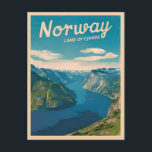 Postal Viaje retro vintage Paisaje del fiordo de Noruega<br><div class="desc">Dé un paso hacia los encantadores paisajes de Noruega con este cautivador diseño retro inspirado en el viaje. Infundido con vibraciones nostálgicas y encanto vintage,  este diseño captura la belleza escénica del paisaje accidentado de Noruega en una estética retro que recuerda a los afiches de viajes clásicos de antaño.</div>