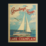 Postal Viaje Vintage en barco de vela Lake Champlain<br><div class="desc">Este diseño náutico vintage de Greetings From Lake Champlain presenta un barco que navega en el agua con gaviotas y un cielo azul lleno de hermosas nubes blancas.</div>