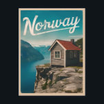 Postal Viaje Vintage Noruega Fjord Retro Escenario<br><div class="desc">Dé un paseo por los encantadores paisajes de Noruega con esta cautivadora postal de estilo vintage. Esta obra,  infundida con vibraciones nostálgicas y encanto intemporal,  rinde homenaje a la impresionante belleza y al rico patrimonio cultural de esta maravillosa tierra nórdica.</div>