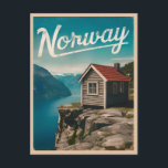 Postal Viaje Vintage Noruega Fjord Retro Escenario<br><div class="desc">Dé un paseo por los encantadores paisajes de Noruega con esta cautivadora postal de estilo vintage. Esta obra,  infundida con vibraciones nostálgicas y encanto intemporal,  rinde homenaje a la impresionante belleza y al rico patrimonio cultural de esta maravillosa tierra nórdica.</div>