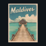 Postal Viajes de época Isla de Maldivas Retro Escenario<br><div class="desc">Sumérjase en el paraíso de las Maldivas con este encantador diseño retro inspirado en el viaje. Con vibraciones nostálgicas y encanto vintage,  este diseño capta el espíritu de la belleza natural de las Maldivas en una estética retro que recuerda a los afiches clásicos de viajes de antaño.</div>