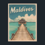 Postal Viajes de época Isla de Maldivas Retro Escenario<br><div class="desc">Sumérjase en el paraíso de las Maldivas con este encantador diseño retro inspirado en el viaje. Con vibraciones nostálgicas y encanto vintage,  este diseño capta el espíritu de la belleza natural de las Maldivas en una estética retro que recuerda a los afiches clásicos de viajes de antaño.</div>