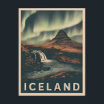 Postal Viajes retro vintage Islandia luz del norte<br><div class="desc">Sumérjase en los paisajes etéreos de Islandia con este cautivador diseño retro inspirado en el viaje. Infundido con vibraciones nostálgicas y encanto vintage,  este diseño captura la icónica montaña kirkjufall de Islandia en una estética retro que recuerda a los afiches de viajes clásicos de antaño.</div>