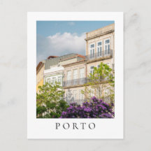 Postal vibrante del edificio de primavera en Porto