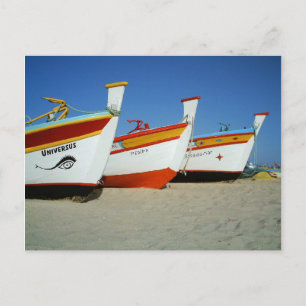 Postal Vibrantes barcos de pesca en la playa del Algarve