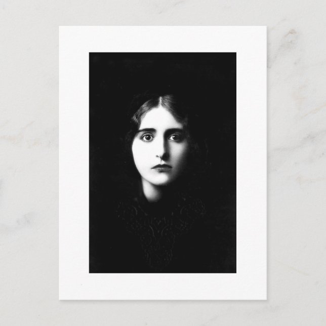 Postal Victorian woman with haunting expression (Anverso)