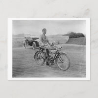 Vieja motocicleta con faros de linterna