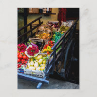 Viejo carrito de granja de moda con productos fres