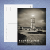 Viejo faro en una noche de tormenta