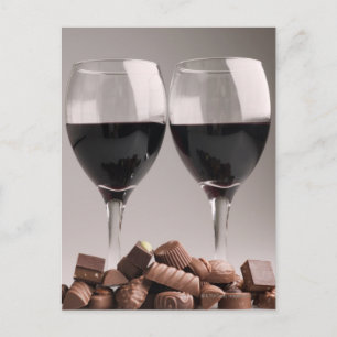 Postal vino tinto con chocolates