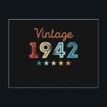 Postal Vintage 1942 80th Birthday Retro Gift de 80 años<br><div class="desc">Este diseño retro de 1942 de Vintage hace un gran regalo para hombres y mujeres que cumplen 80 años. Regalos de cumpleaños para él y para ella. Para una leyenda de abuelo,  abuelo o abuela increíble,  mamá o papá.</div>