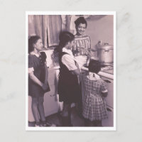 Vintage 60s madre e hijas cocinando en el fogón