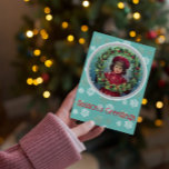 Postal Vintage Christmas Child - Holly Wreath<br><div class="desc">Niñita vintage con una guirnalda holly. Está usando un abrigo rojo y una gorra y está parada contra un fondo nevado. Viene con el texto " Saludos de temporada " Más Navidades diseñan y desean en el lado de reserva de la tarjeta . Los gráficos vintage son cortesía del hada...</div>