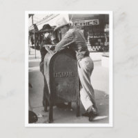 Vintage cowboy apoyado en el buzón en la calle Tex