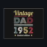 Postal Vintage Dad 1952 70th Birthday Gift Men Retro<br><div class="desc">Este diseño retro de cumpleaños número 70 de esta Vintage de papá de 1952 hace un gran regalo de los padres para los hombres que cumplen 70 años. Regalos de cumpleaños para él. Para una leyenda increíble,  papá. Diseño de estilo de los años 60 y 70 para un hombre.</div>