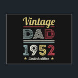 Postal Vintage Dad 1952 70th Birthday Gift Men Retro<br><div class="desc">Este diseño retro de cumpleaños número 70 de esta Vintage de papá de 1952 hace un gran regalo de los padres para los hombres que cumplen 70 años. Regalos de cumpleaños para él. Para una leyenda increíble,  papá. Diseño de estilo de los años 60 y 70 para un hombre.</div>