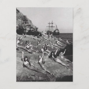 Postal Vintage de mujer como sirvienta en la playa