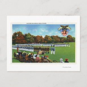 Postal Visitantes revisando un desfile de vestidos