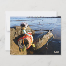Postal Vissende Fubby op een blikje aan de waterkant.