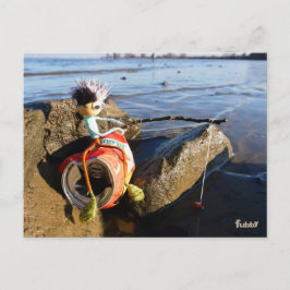 Postal Vissende Fubby op een blikje aan de waterkant.